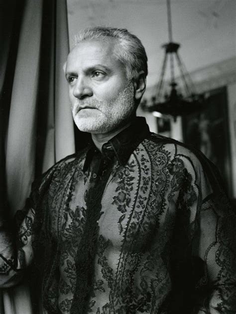 piccione morto versace|Gianni Versace, 50, the Designer Who Infused Fashion With Life .